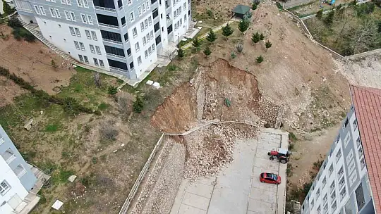 Elazığ'da istinat duvarları yağışın etkisiyle çöküyor