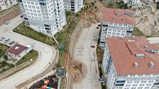 Elazığ'da istinat duvarları yağışın etkisiyle çöküyor