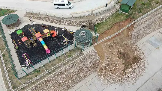 Elazığ'da istinat duvarları yağışın etkisiyle çöküyor