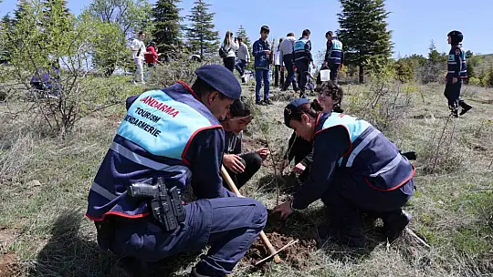Elazığ'da jandarma ekipleri öğrencilerle birlikte fidan dikti