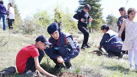 Elazığ'da jandarma ekipleri öğrencilerle birlikte fidan dikti