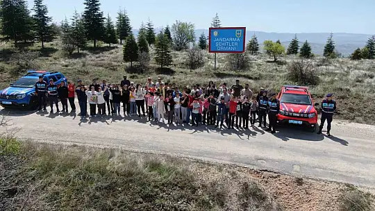 Elazığ'da jandarma ekipleri öğrencilerle birlikte fidan dikti