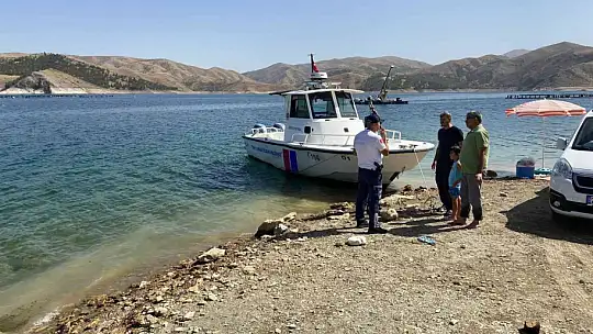 Elazığ'da jandarma ekipleri, vatandaşları suda boğulmalara karşı bilgilendirdi