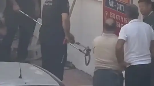 Elazığ'da kaldırımda yılan paniği