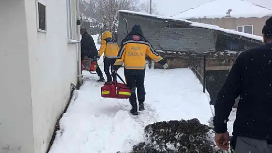 Elazığ'da kalp hastası köylü, ekiplerin yarım saatlik çalışmasıyla hastaneye kaldırıldı