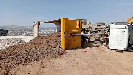Elazığ'da kamyon devrildi: 1 yaralı