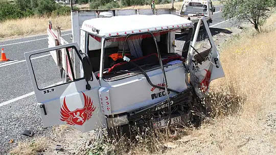 Elazığ'da kamyon ile minibüs çarpıştı: 2 yaralı