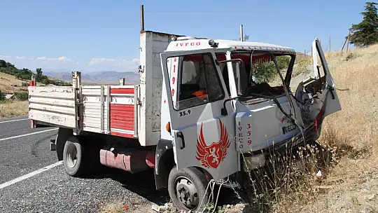 Elazığ'da kamyon ile minibüs çarpıştı: 2 yaralı