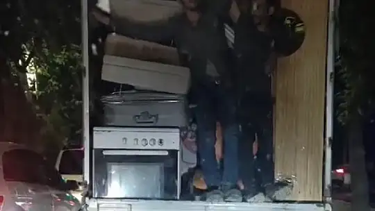 Elazığ'da kamyonet kasasında tehlikeli yolculuk