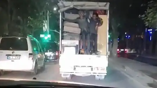 Elazığ'da kamyonet kasasında tehlikeli yolculuk