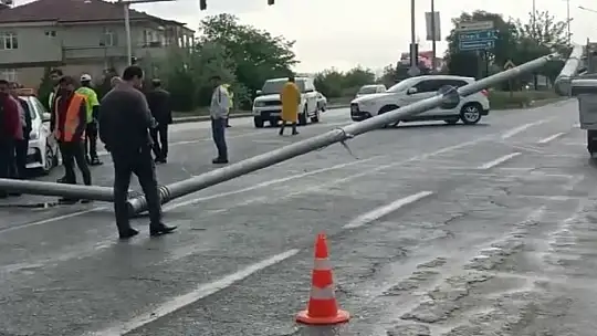 Elazığ'da kamyonun çarptığı trafik direği devrildi: 1 yaralı