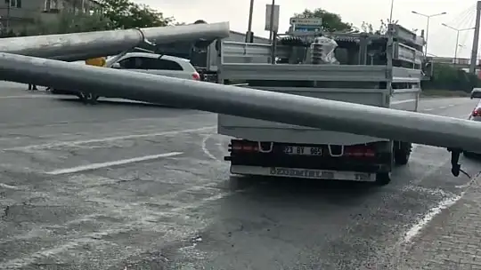Elazığ'da kamyonun çarptığı trafik direği devrildi: 1 yaralı