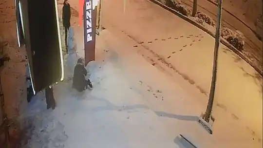 Elazığ'da karda kayıp düşen vatandaşlar kamerada