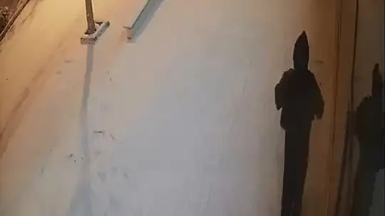 Elazığ'da karda kayıp düşen vatandaşlar kamerada