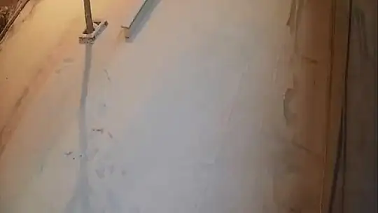 Elazığ'da karda kayıp düşen vatandaşlar kamerada