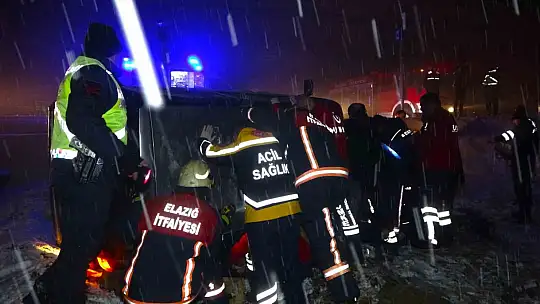 Elazığ'da kazada takla atan aracın altında sıkıştı, ekipler seferber oldu