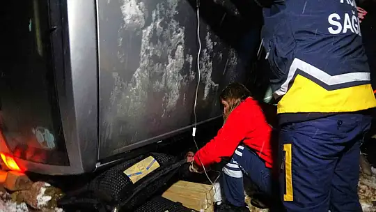 Elazığ'da kazada takla atan aracın altında sıkıştı, ekipler seferber oldu