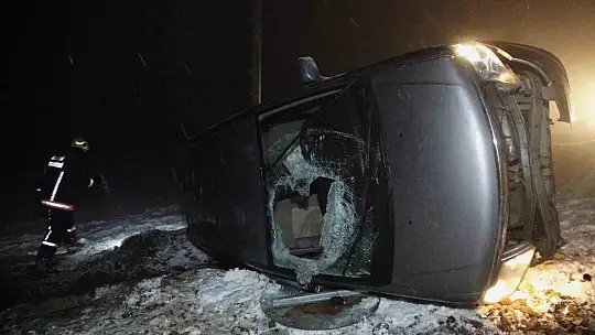 Elazığ'da kazada takla atan aracın altında sıkıştı, ekipler seferber oldu