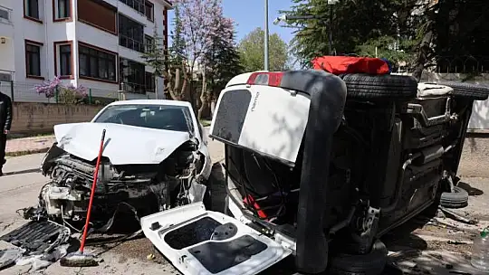 Elazığ'da kazaya karışan hafif ticari araç yan yattı: 1 yaralı