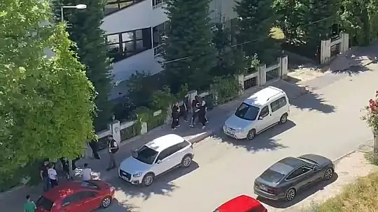 Elazığ'da kızlar saç saça baş başa birbirine girdi, erkekler izledi