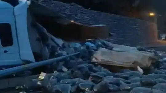 Elazığ'da kömür yüklü tır devrildi: 1 yaralı