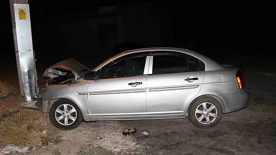 Elazığ'da kontrolden çıkan otomobil aydınlatma direğine çarptı: 6 yaralı