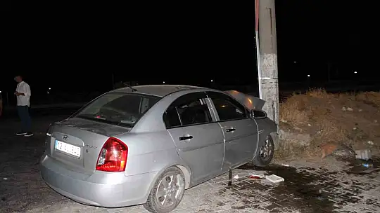 Elazığ'da kontrolden çıkan otomobil aydınlatma direğine çarptı: 6 yaralı