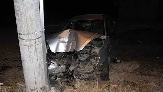 Elazığ'da kontrolden çıkan otomobil aydınlatma direğine çarptı: 6 yaralı