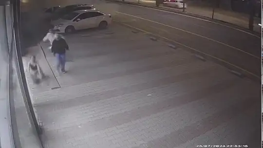 Elazığ'da kontrolden çıkan otomobil park halindeki araçlara böyle çarptı