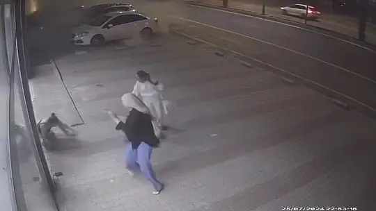Elazığ'da kontrolden çıkan otomobil park halindeki araçlara böyle çarptı