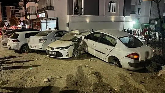 Elazığ'da kontrolden çıkan otomobil park halindeki araçlara böyle çarptı