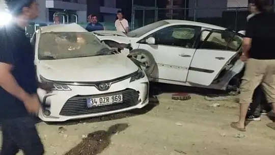 Elazığ'da kontrolden çıkan otomobil park halindeki araçlara böyle çarptı