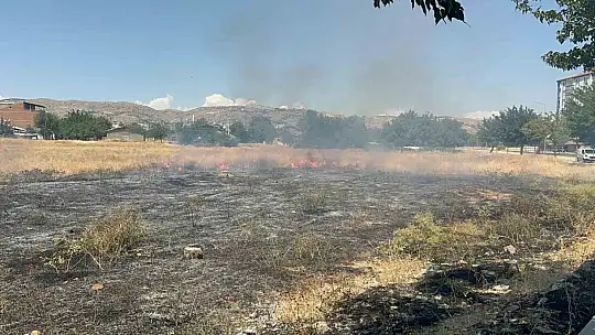 Elazığ'da mahalle arasında çıkan ot yangını söndürüldü
