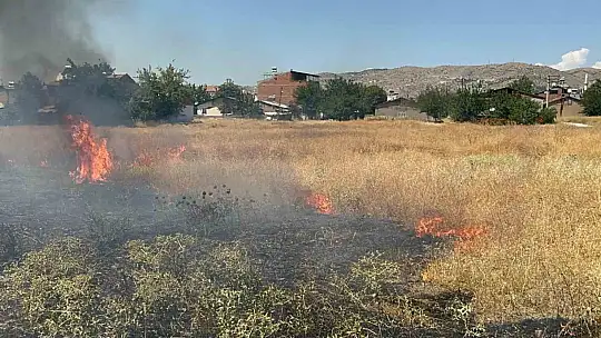 Elazığ'da mahalle arasında çıkan ot yangını söndürüldü
