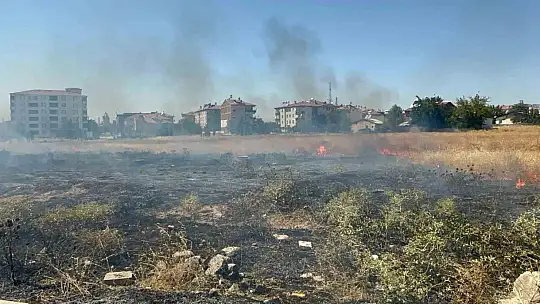 Elazığ'da mahalle arasında çıkan ot yangını söndürüldü