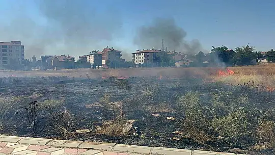 Elazığ'da mahalle arasında çıkan ot yangını söndürüldü