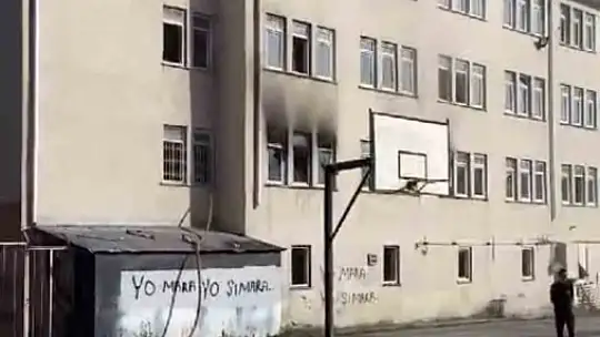Elazığ'da metruk binada yangını