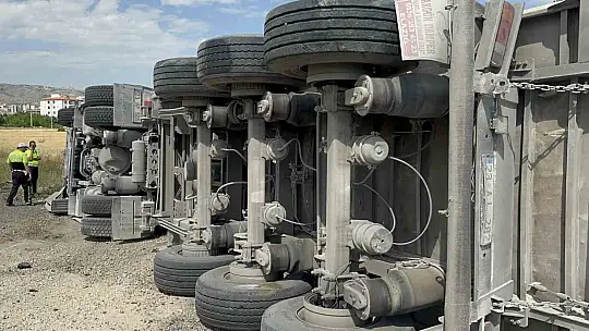 Elazığ'da mıcır yüklü tır devrildi: 1 yaralı