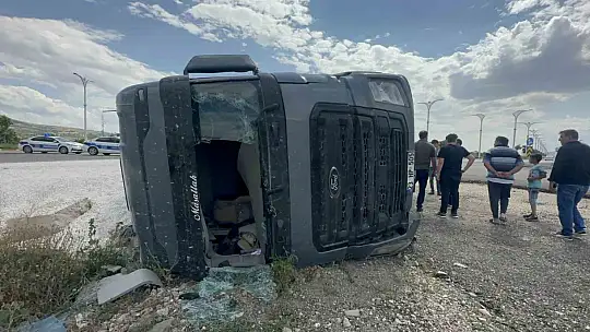 Elazığ'da mıcır yüklü tır devrildi: 1 yaralı