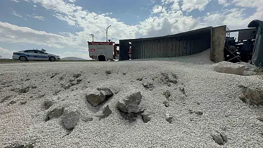 Elazığ'da mıcır yüklü tır devrildi: 1 yaralı
