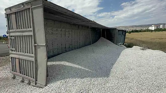 Elazığ'da mıcır yüklü tır devrildi: 1 yaralı