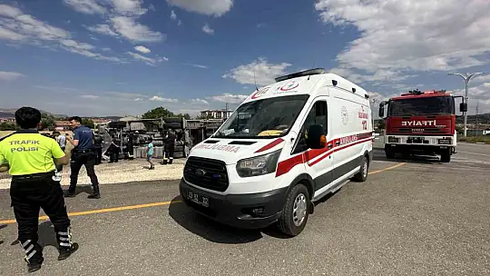 Elazığ'da mıcır yüklü tır devrildi: 1 yaralı