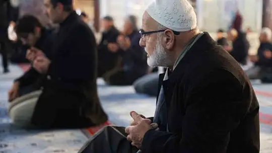 Elazığ'da Miraç Kandili idrak edildi, depremde hayatını kaybedenler anıldı