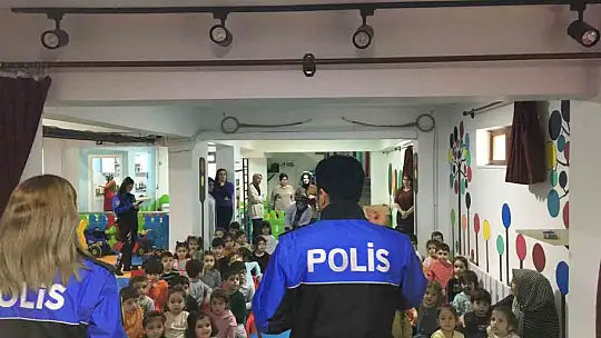 Elazığ'da öğrenciler polisleri unutmadı