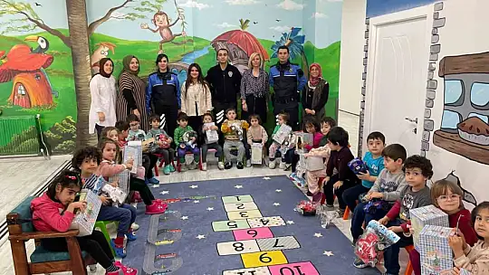 Elazığ'da öğrenciler polisleri unutmadı