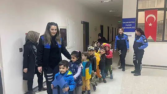 Elazığ'da öğrenciler polisleri unutmadı