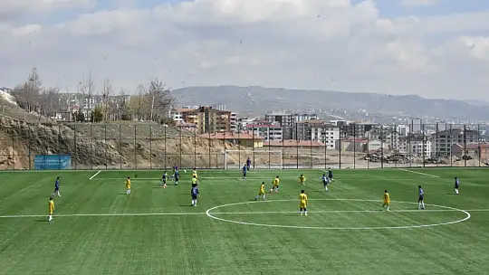 Elazığ'da okul sporları futbol müsabakaları başladı