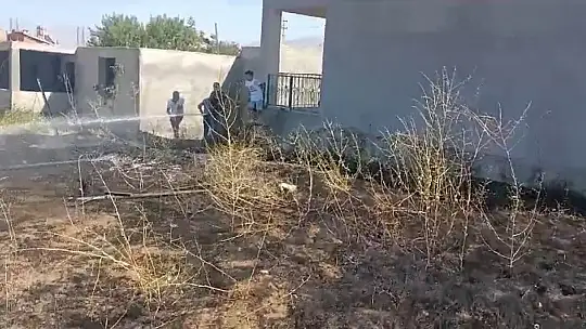 Elazığ'da ot yangını eve ve ahıra sıçramadan söndürüldü