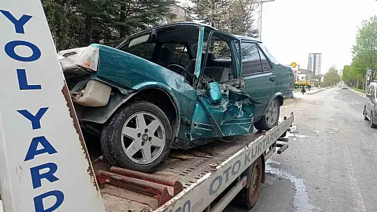 Elazığ'da otomobil ağaca çarptı: 1 yaralı