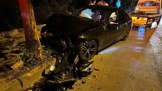 Elazığ'da otomobil ağaca çarptı: 1 yaralı